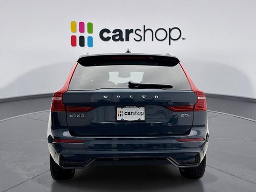 2024 Volvo XC60 B5 Ultimate Dark Theme