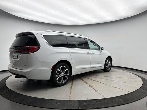 Bright White Clearcoat 2021 Chrysler Pacifica L