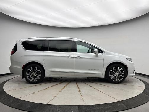 Bright White Clearcoat 2021 Chrysler Pacifica L
