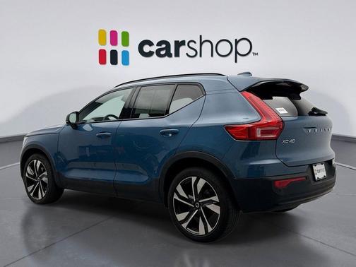 2023 Volvo XC40 B5 Plus Dark Theme