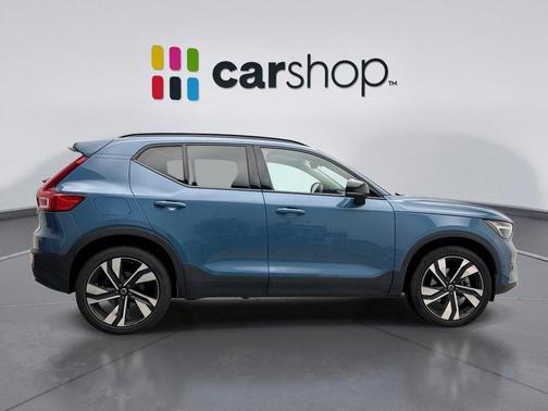 2023 Volvo XC40 B5 Plus Dark Theme