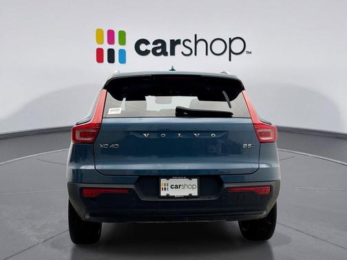 2023 Volvo XC40 B5 Plus Dark Theme