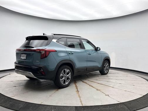 Pluton Blue/Black Roof 2024 Kia Seltos S