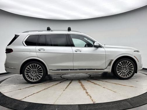 Mineral White 2023 BMW X7 xDrive40i
