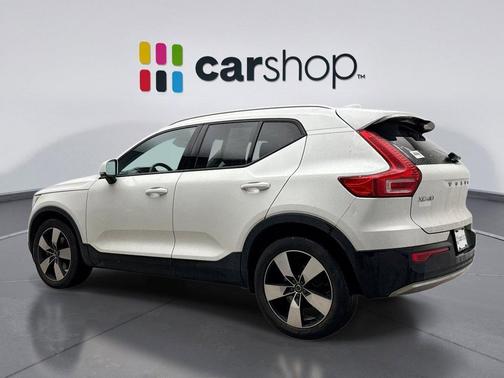 2022 Volvo XC40 T5 Momentum