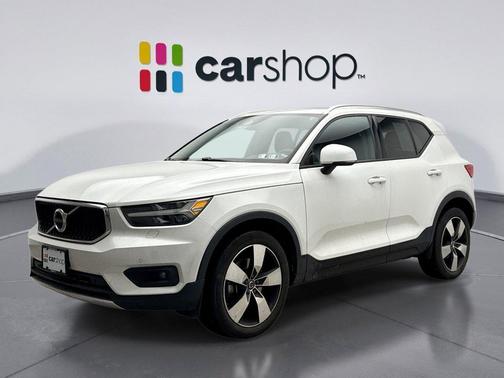 2022 Volvo XC40 T5 Momentum
