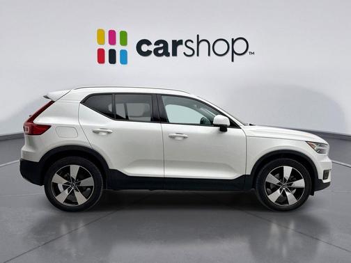 2022 Volvo XC40 T5 Momentum