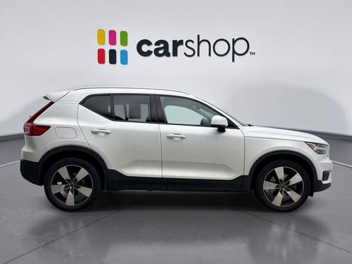 2022 Volvo XC40 T5 Momentum