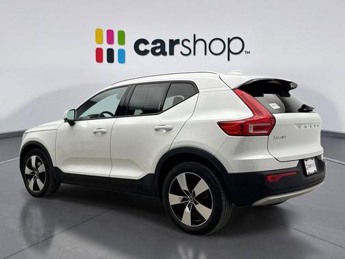 2022 Volvo XC40 T5 Momentum