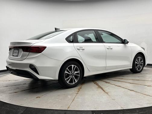 Snow White Pearl 2023 Kia Forte LXS