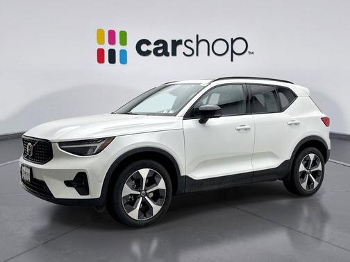 2025 Volvo XC40 B5 Plus Dark Theme