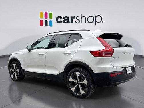 2025 Volvo XC40 B5 Plus Dark Theme