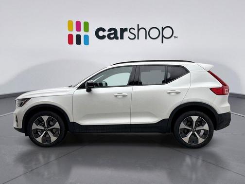2025 Volvo XC40 B5 Plus Dark Theme