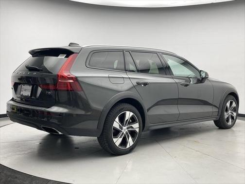 2022 Volvo V60 Cross Country T5