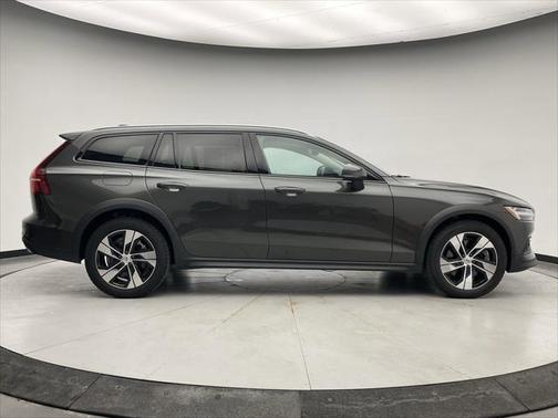 2022 Volvo V60 Cross Country T5