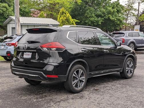 Photo 3 of 32 of 2018 Nissan Rogue SL