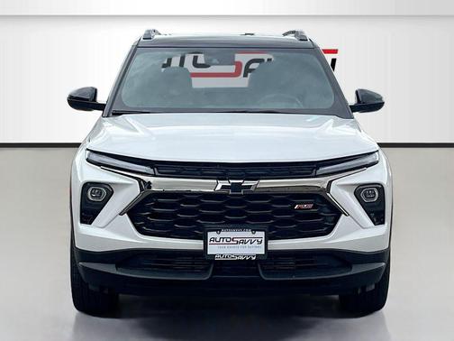 Iridescent Pearl Tricoat 2026 Chevrolet Trailblazer RS
