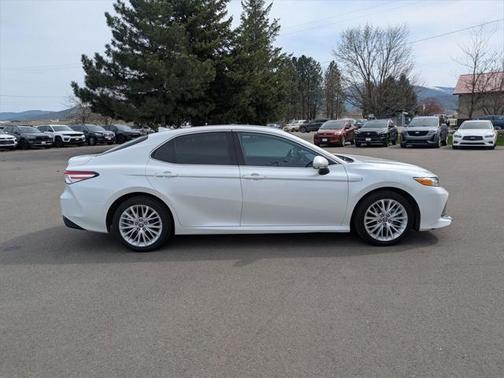 2020 Toyota Camry Hybrid XLE