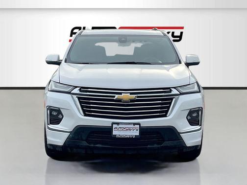 Iridescent Pearl Tricoat 2023 Chevrolet Traverse Premier