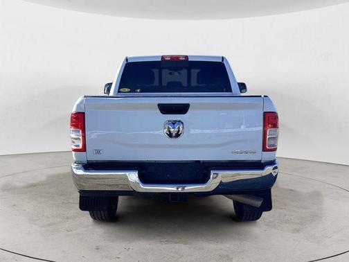 2022 RAM 3500 Tradesman Crew Cab 4x4 6'4' Box