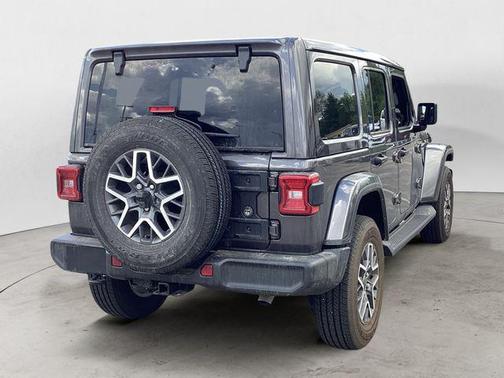 Granite Crystal Metallic Clearcoat 2025 Jeep Wrangler 4-Door Sahara 4x4
