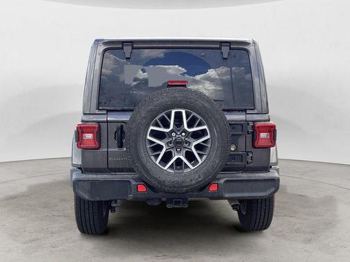 Granite Crystal Metallic Clearcoat 2025 Jeep Wrangler 4-Door Sahara 4x4