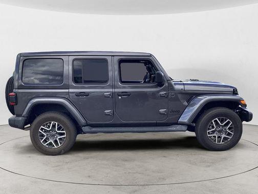 Granite Crystal Metallic Clearcoat 2025 Jeep Wrangler 4-Door Sahara 4x4