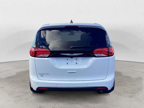 2026 Chrysler Voyager LX