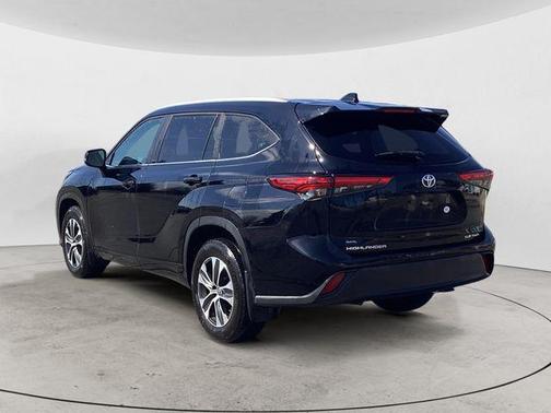 Midnight Black Metallic 2023 Toyota Highlander XLE