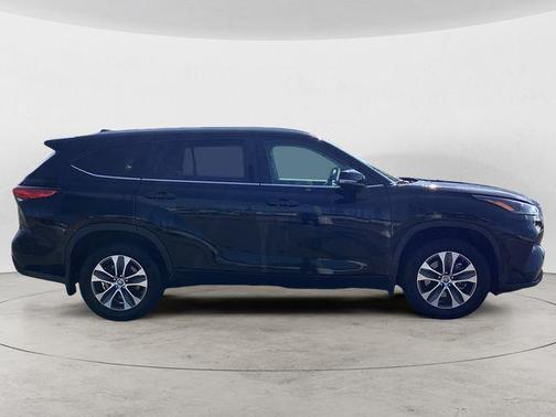 Midnight Black Metallic 2023 Toyota Highlander XLE