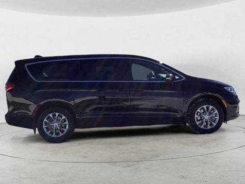 2025 Chrysler Pacifica L