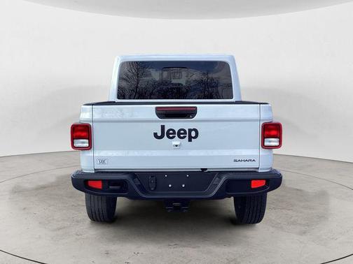 Bright White Clearcoat 2026 Jeep Gladiator Sahara 4x4