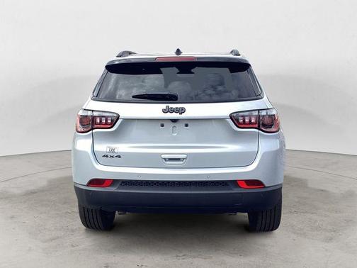 Silver Zynith Metallic Clearcoat 2026 Jeep Compass Limited