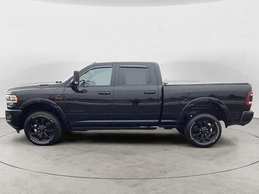 Diamond Black Crystal Pearlcoat 2022 RAM 2500 Laramie Crew Cab 4x4 6'4' Box