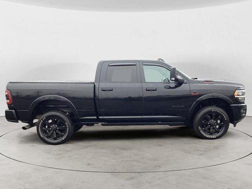 Diamond Black Crystal Pearlcoat 2022 RAM 2500 Laramie Crew Cab 4x4 6'4' Box