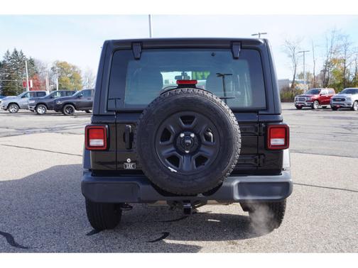 Photo 4 of 25 of 2018 Jeep Wrangler Unlimited Sport