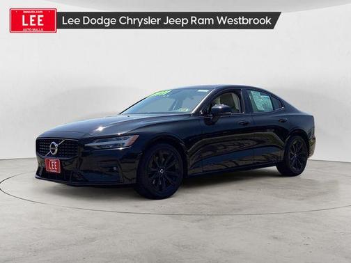 2022 Volvo S60 T5 Momentum