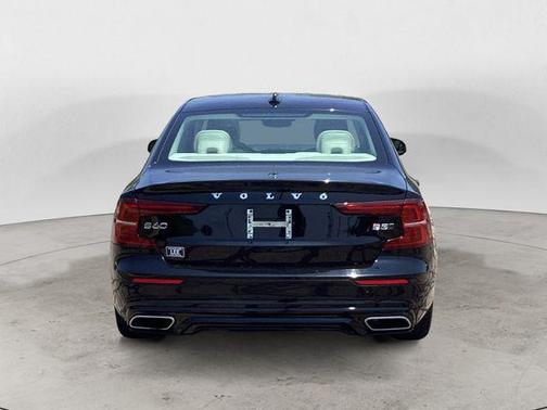 2022 Volvo S60 T5 Momentum
