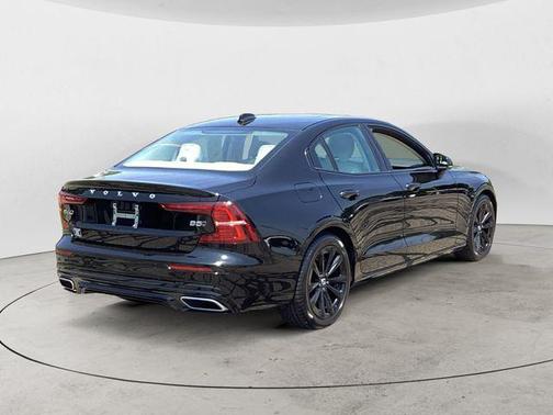 2022 Volvo S60 T5 Momentum