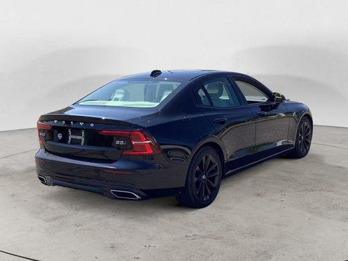 2022 Volvo S60 T5 Momentum