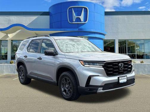 Lunar Silver Metallic 2025 Honda Pilot TrailSport