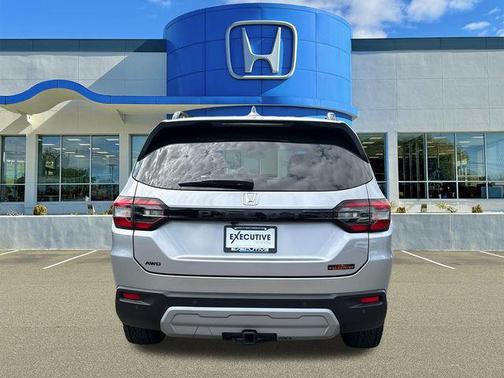 Lunar Silver Metallic 2025 Honda Pilot TrailSport