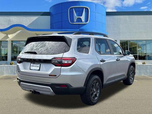 Lunar Silver Metallic 2025 Honda Pilot TrailSport