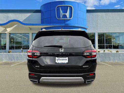 Crystal Black Pearl 2025 Honda Pilot Touring 8-Passenger