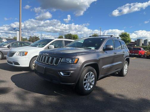 Granite Crystal Metallic Clearcoat 2021 Jeep Grand Cherokee Laredo