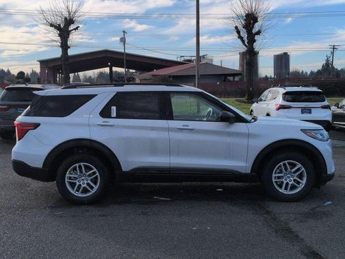 Space White Metallic 2026 Ford Explorer Active