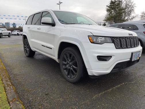 Photo 3 of 3 of 2018 Jeep Grand Cherokee Altitude