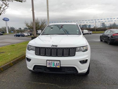 Photo 2 of 3 of 2018 Jeep Grand Cherokee Altitude