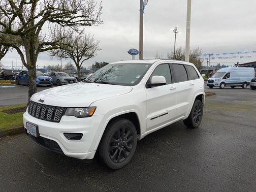 Photo 1 of 3 of 2018 Jeep Grand Cherokee Altitude