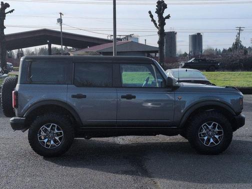 CARBONIZED GRAY METALLIC 2025 Ford Bronco Badlands